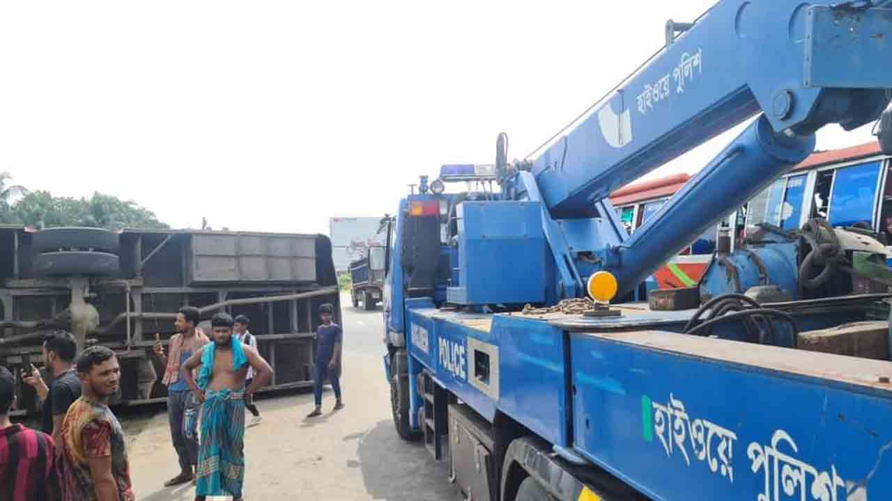 চান্দিনায় যাত্রীবাহী বাস উল্টে পথচারীসহ নিহত তিনজন