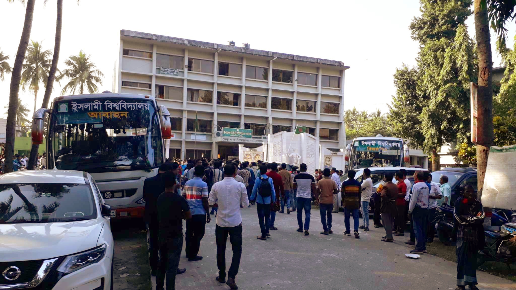 বিয়ের অনুষ্ঠানে ইসলামী বিশ্ববিদ্যালয়ের বাস